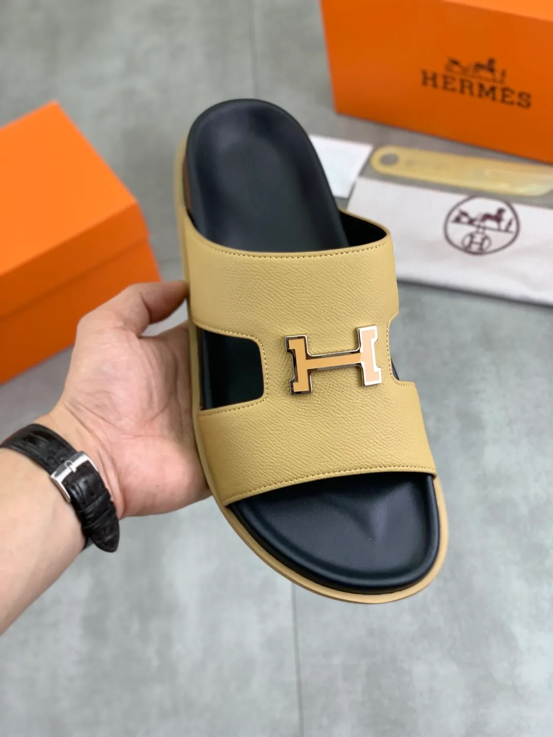 Men's shoes 💰P440 New [HERMES] high-end quality new Hermès slippers, made of imported calfskin, wear-resistant and non-slip rubber outsole. Fashionable and elegant code number: 39-44 (38 45 46 customized)